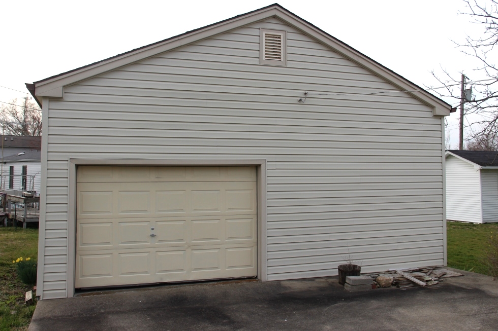  SOLD  206 HAMLIN ST., CORBIN | Frame home with vinyl siding, 3 bdrms, nearly new central heat and air 