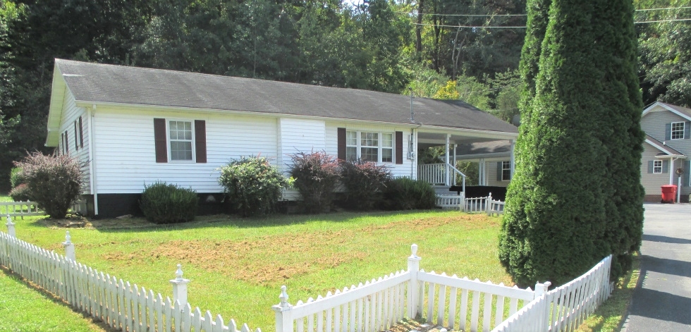 Sold 1460 Hwy 25W, Wmsbg | A two bedrooms, one bath, eat-in-kitchen, living room, laundry room, and a large walk in closet 
